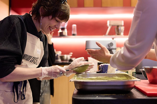 Студент на кулинарном мастер-классе Novikov School 